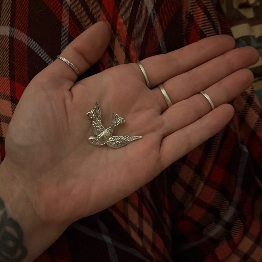 SOLID STERLING SILVER SPARROW BIRD PENDANT. Excellent condition!